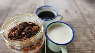 Tahtada süt ve çikolata