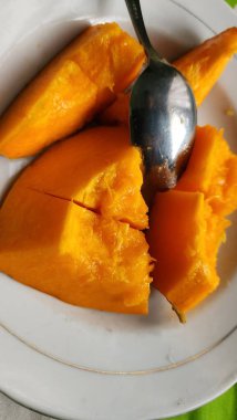İçindekileri ortaya çıkarmak için tatlı papayayı kes. Bu papaya birçok vitamin içerir ve hazımsızlık çekenler ve dışkılama sorunu olanlar için tüketim için uygundur..