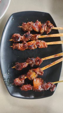 Purwakarta 'nın tipik Maranggi satay' ı genellikle keçi etinden yapılır ama aynı zamanda sığır etinden de servis edilir.