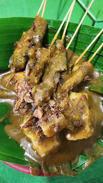 Muz yapraklarında servis edilen Padang satay lezzetli..