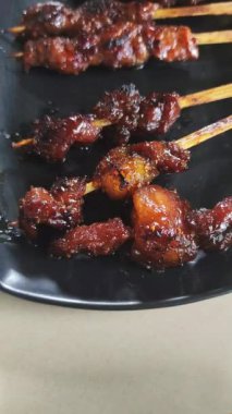 Purwakarta 'nın tipik Maranggi satay' ı genellikle keçi etinden yapılır ama aynı zamanda sığır etinden de servis edilir.