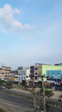 Yuvarlanan beyaz bulutlu mavi gökyüzü gündüz dikey olarak çok parlak.