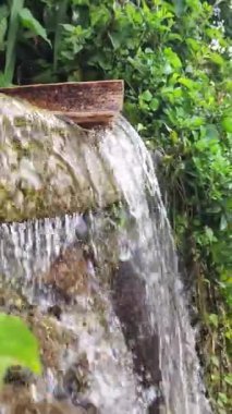 Tepelerin tepelerinden, kayaların arasından akan temiz suyu olan küçük bir nehir, doğal ve sessiz atmosfere katkı sağlıyor.