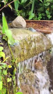 Tepelerin tepelerinden, kayaların arasından akan temiz suyu olan küçük bir nehir, doğal ve sessiz atmosfere katkı sağlıyor.