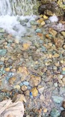 Tepelerin tepelerinden, kayaların arasından akan temiz suyu olan küçük bir nehir, doğal ve sessiz atmosfere katkı sağlıyor.