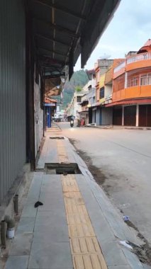 Sungai Penuh Jambi, 09 Ocak 2025: Sungai Full Jambi şehrinin pazar alanındaki kaldırım zaten bakım aşamasında..