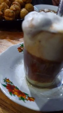 Yumurta çayı ya da talua çayı, Endonezya 'nın başkenti Batı Sumatra' dan gelen geleneksel bir içecektir. Bu içecek, genellikle balık aromasını azaltmak için limon suyuyla eklenen siyah çay, şeker ve çırpılmış yumurtaların eşsiz kombinasyonuyla bilinir..