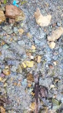 Tepelerin tepelerinden, kayaların arasından akan temiz suyu olan küçük bir nehir, doğal ve sessiz atmosfere katkı sağlıyor.