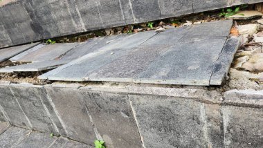 Bahçe zemini doğal taştan yapılmış kareler zarar görmüş, ki bu park ziyaretçileri için tehlikelidir..