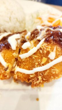 Sos soslu kızarmış tavuk ve kıtır kıtır mayonez soslu kızarmış tavuk ve doğranmış mayonez.