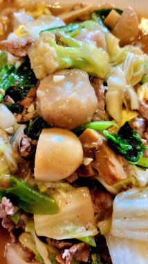 Köfte şeklinde sığır etiyle kızartılmış pokcoy tabağı.