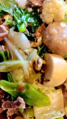 Köfte şeklinde sığır etiyle kızartılmış pokcoy tabağı.