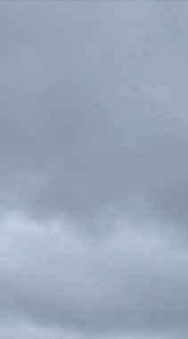 Gökyüzündeki bulutlar sanki yakında yağmur yağacakmış gibi bulutluydu.