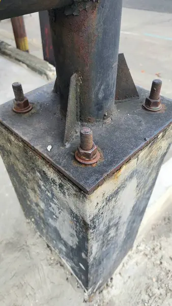 Demir sütunlar çimento temeline sabitlendi