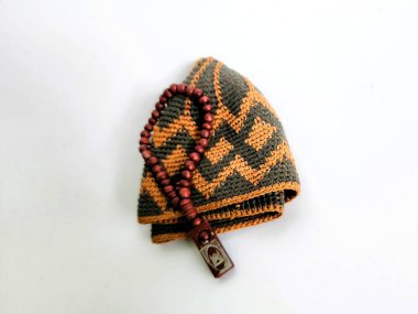 Çeşitli songkok, peci veya kopyah ve 33 boncuk Ramadhan 'a uygun duadan sonra dhikr için.