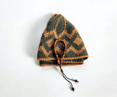 Çeşitli songkok, peci veya kopyah ve 33 boncuk Ramadhan 'a uygun duadan sonra dhikr için.