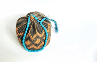 Çeşitli songkok, peci veya kopyah ve 33 boncuk Ramadhan 'a uygun duadan sonra dhikr için.