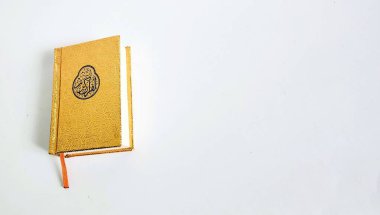 Altın kaplı Kur 'an kapalı, Ramazan ve İslam hayatı için iyi.