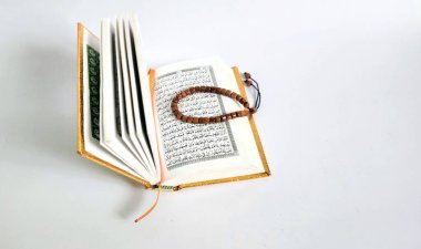 Kur 'an, üzerinde tespih ve tespih bulunan açık bir kitaptır. Ramazan ve İslam hayatı için iyidir.
