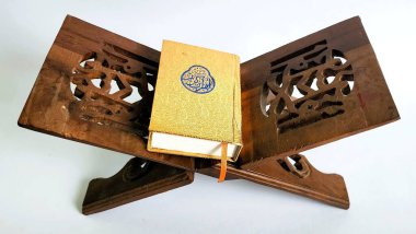 Kuran veya kitap sahibi, hem Ramazan 'da hem de Kur' an okurken kapalıdır.