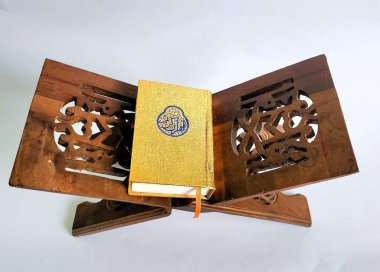 Kuran veya kitap sahibi, hem Ramazan 'da hem de Kur' an okurken kapalıdır.