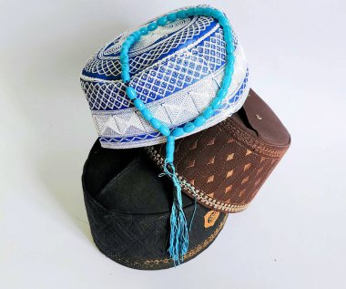 Çeşitli songkok, peci veya kopyah ve 33 boncuk Ramadhan 'a uygun duadan sonra dhikr için.