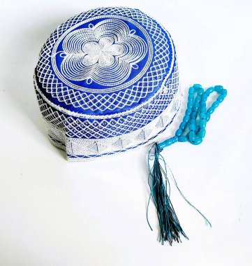 Çeşitli songkok, peci veya kopyah ve 33 boncuk Ramadhan 'a uygun duadan sonra dhikr için.