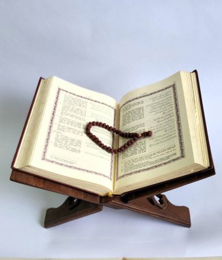 Okunmaya hazır açık bir Kur 'an, ahşap bir stantta, Ramazan ve İslam hayatı için harika bir atmosfer.