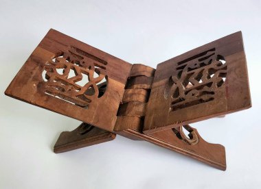 Kur 'an stantları ve tahtadan yapılmış kitaplar hem Ramazan' da hem de Kur 'an okurken daha rahattır.