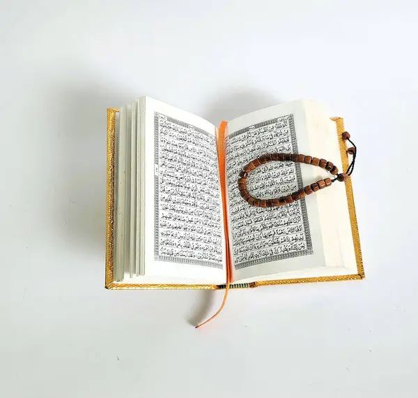 Kur 'an, üzerinde tespih ve tespih bulunan açık bir kitaptır. Ramazan ve İslam hayatı için iyidir.