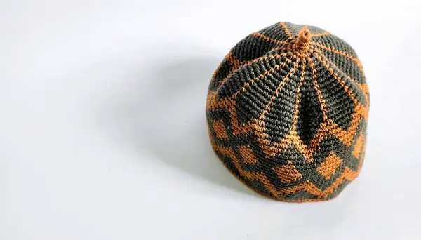 Çeşitli songkok, peci veya kopyah ve 33 boncuk Ramadhan 'a uygun duadan sonra dhikr için.