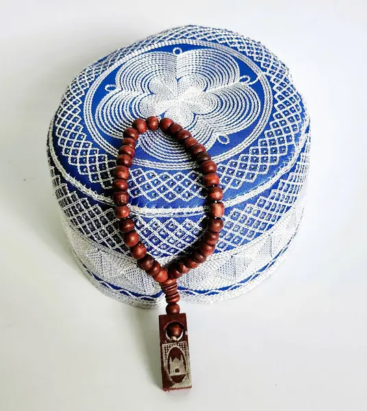 Çeşitli songkok, peci veya kopyah ve 33 boncuk Ramadhan 'a uygun duadan sonra dhikr için.