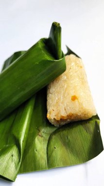 Lemper, lezzetli bir Endonezya aperatifi. Glutinous Rice, baharatlı et ve muz yapraklarına sarılmış.