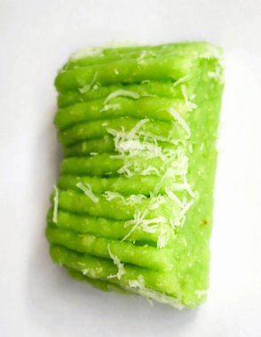 Hindistancevizi rendelenmiş yeşil Gethuk Lindri. Javanesse yemeği.