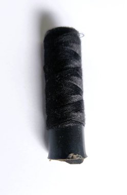 Siyah iplik hala sarılı.