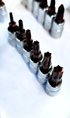 Otomotiv mekaniği için çeşitli türde tornavida ve cıvata açacakları