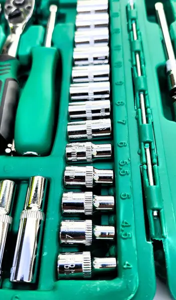 Otomotiv mekaniği için çeşitli türde tornavida ve cıvata açacakları