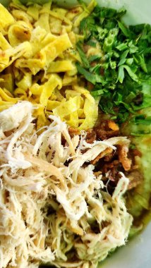 Yulaf lapası, dilimlenmiş tavuk ve kereviz yaprağı.