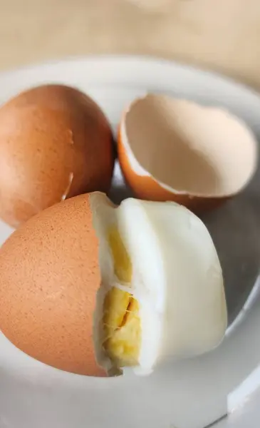 Kabukları soyulmuş haşlanmış yumurtalar, kahvaltıya hazır.