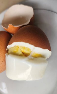 Kabukları soyulmuş haşlanmış yumurtalar, kahvaltıya hazır.