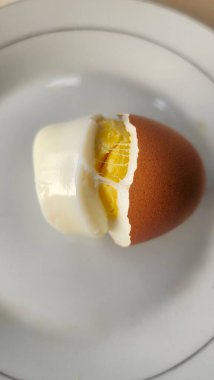 Kabukları soyulmuş haşlanmış yumurtalar, kahvaltıya hazır.