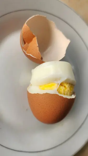 Kabukları soyulmuş haşlanmış yumurtalar, kahvaltıya hazır.