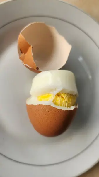 Kabukları soyulmuş haşlanmış yumurtalar, kahvaltıya hazır.