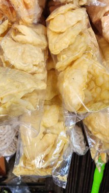 Piyasada satılık plastik torbalarda pirinç krakerleri.