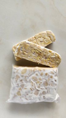 Mayalanmış soya fasulyesinin geçici çubukları mermer arka planda yulaf lapası olan sağlıklı bir besin..