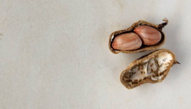 Hafif arka planda kabuklu fıstıklar. Yakın plan..