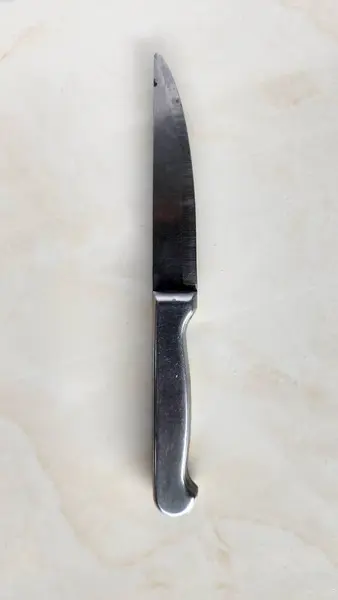 Beyaz mermer zemin üzerinde bıçak, üst görünüm, kopyalama alanı