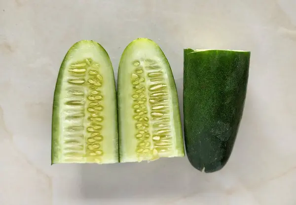 Beyaz arkaplanda salatalık, üst görünüm, yakın plan