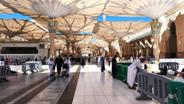 Suudi Arabistan 'daki Medine Büyük Camii' nin dış cephesi..