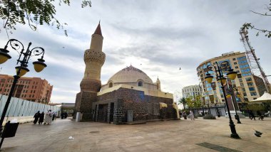 Ebu Bekir, Medine 'deki Shidiq Camii. Çamurdan yapılmış duvarları ve eşsiz minaresi var.